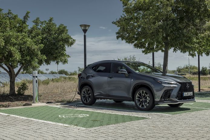 Lexus NX450h+
