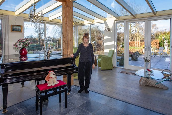 Elly van Rij:  Nu woon ik hier alleen en dit is echt veel te groot. Er zit bijna een hectare grond bij, dat kan ik niet behappen.