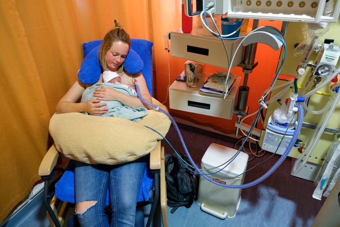 Suzanne Snippe is aan het 'buidelen' met haar zoontje Pepijn, die met 30 weken werd geboren.