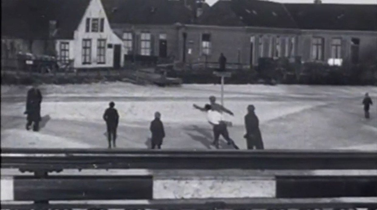Still uit de video: de Elfstedentocht van 1933.