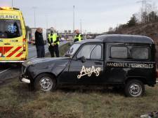 Bestelbusje raakt van de weg, slaat over de kop en kan daarna gewoon weer door