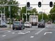 De kruising van Erpseweg met Rembrandtlaan in Veghel. Volgens de wethouder is het er vier uur per dag druk.