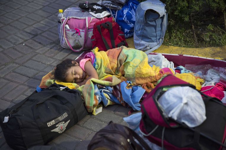  Een meisje, met haar ouders gevlucht uit Venezuela, slaapt op straat in Curaçao. Beeld ANP