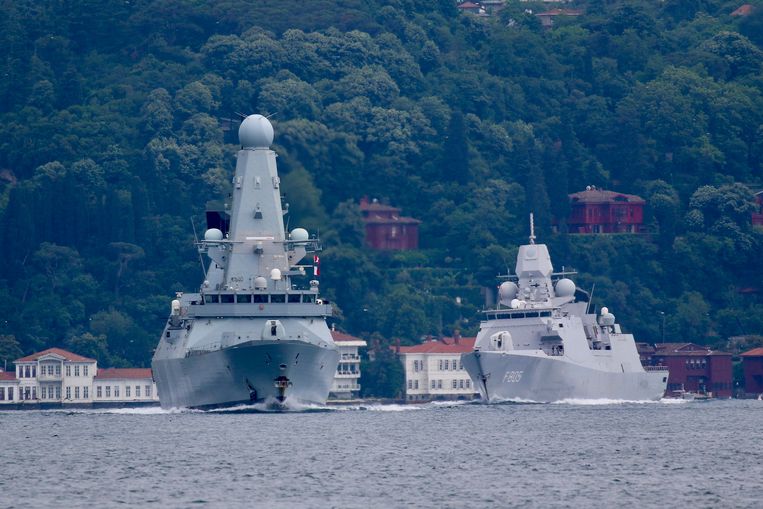 Het marineschip Zr.Ms. Evertsen (rechts) in de Bosporus, op weg naar de Zwarte Zee Beeld REUTERS
