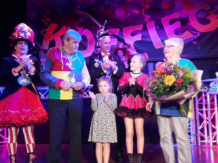 Koffieleuters van Verdienste Janus en Truus Kwinten met kleinkinderen geflankeerd door prinsenpaar D'n Brabander tijdens de Koffiegatse Zittingsavond in Westerhoven
