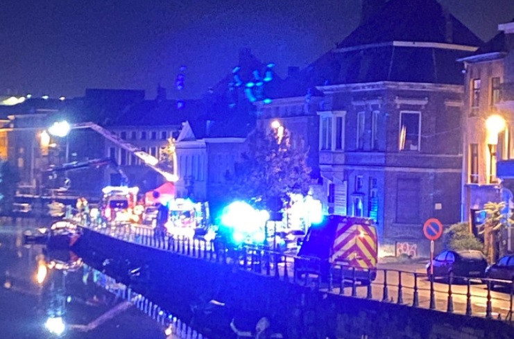 De duikers van Gentse brandweer halen het wrak uit het water.