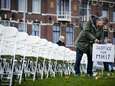Nabestaanden MH17 plaatsen 298 lege stoelen aan Russische ambassade in Nederland