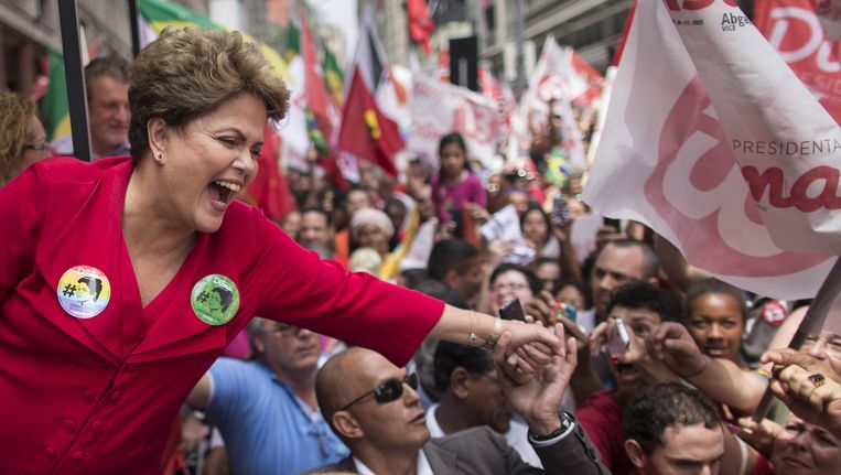 De Braziliaanse presidente Dilma Rousseff groet haar supporters in Porto Alegre. Beeld AP