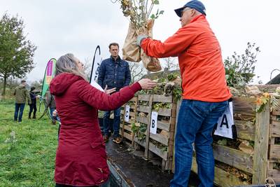Nestkasten, mussenhotels en struikjes vliegen in Liempde als warme broodjes over de toonbank
