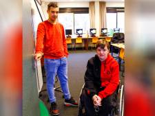 Isa (13) zit in een rolstoel omdat ze snel haar botten breekt, Jayden (14) helpt haar het schoolgebouw door