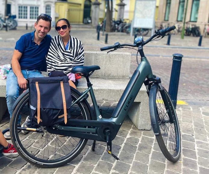 Kobe ziet dief op zijn pas gestolen e-bike rijden, maar kan hem net ...