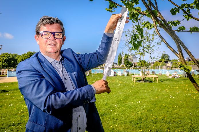 Bart Tommelein opent een loket speciaal voor stilgeboren kindjes, waarbij men een lint krijgt om op de begraafplaats aan een speciale boom te hangen.