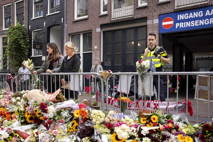 De bloemenzee voor Peter R. de Vries, op de plek waar hij werd neergeschoten in de Lange Leidsedwarsstraat in Amsterdam.