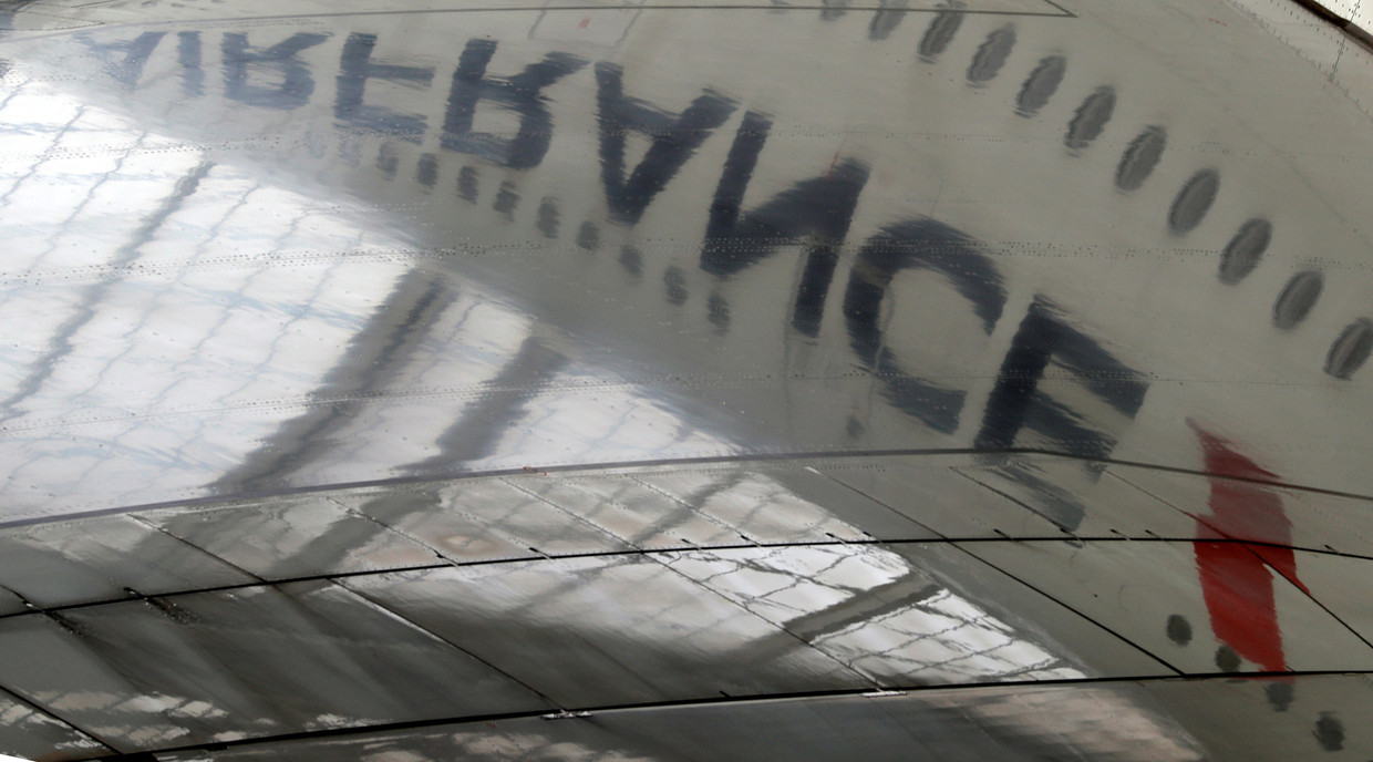 Het logo van een Air France Airbus A 380 gereflecteerd in een vleugel tijdens onderhoudswerkzaamheden. De maatschappij verliest opnieuw stevig. Beeld REUTERS