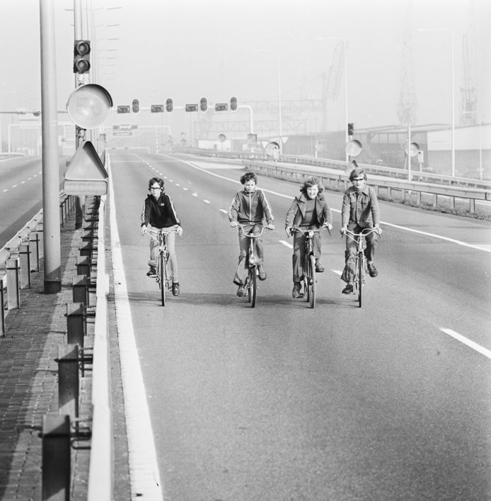 Autoloze zondag in verband met de olieboycot. Fietsers op de autosnelweg, 4 november 1973
Fotograaf Mieremet, Rob / Anefo