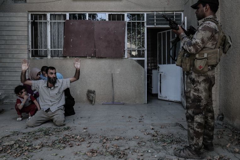 Soldaten controleren de mannen van families die uit Mosul ontsnappen omdat ze hen verdenken ISIS-aanhangers te zijn Beeld Jana Andert