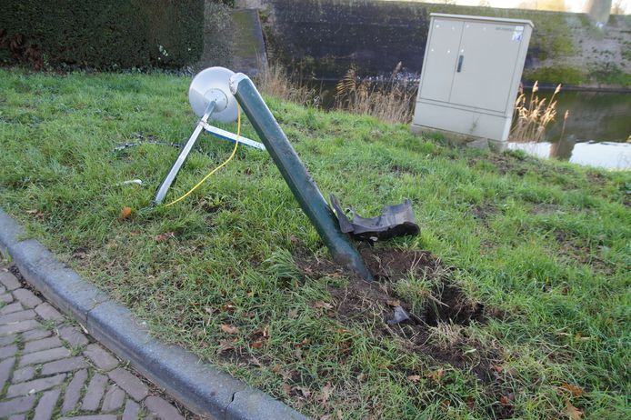 Bij het ongeluk is een lantaarnpaal geraakt.