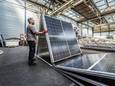 Jordan Lam en Luuk Verhagen demonstreren het zonnepaneel-systeem van de Delftse start-up RABLE dat je makkelijk kunt uitrollen.