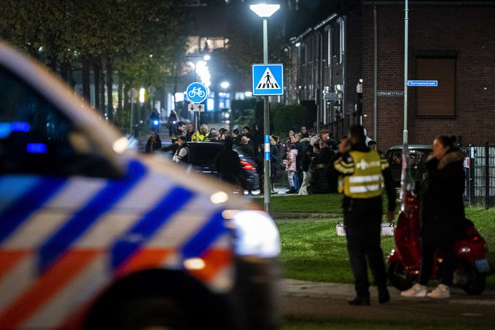 Foto ter illustratie. Politie afgelopen zaterdag op straat tijdens rellen in de wijk De Kemp in Roermond. Tijdens de demonstratie wordt er gegooid met zwaar vuurwerk en zijn er brandjes gesticht.
