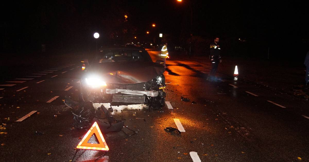 Afslag Rijssen op A1 weer vrij na ongeluk met auto tegen vangrail.
