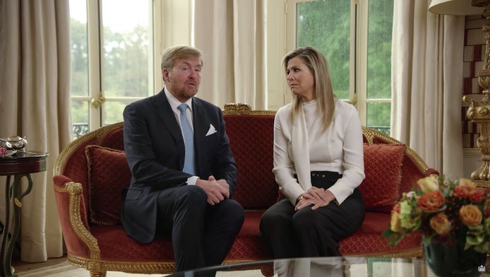 Koning Willem-Alexander en Koningin Máxima tijdens hun excuusvideo