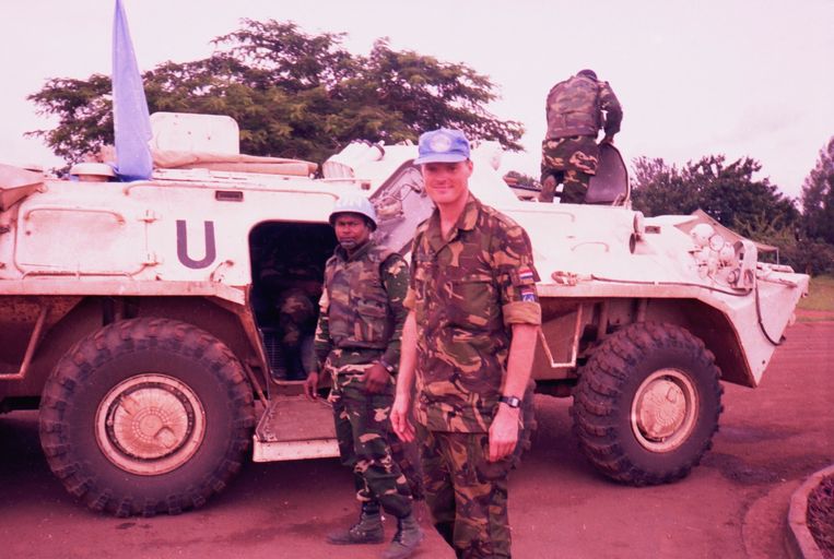Kapitein Rob van Putten bij het panservoertuig waarmee hij door de Rwandese hoofdstad Kigali reed. Beeld rv