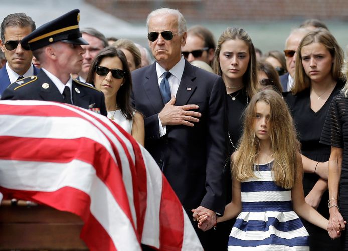 Joe Biden achter de kist van zijn zoon Beau. Links van hem weduwe Hallie.