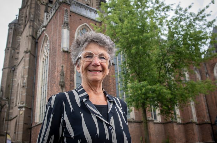 Sarah Marijnissen bij de nieuwe zilveresdoorn die nu naast de Walburgiskerk staat. ,,Die wordt gevoed door het wortelstelsel van haar voorganger. Dat maakt de cirkel ook rond.’’