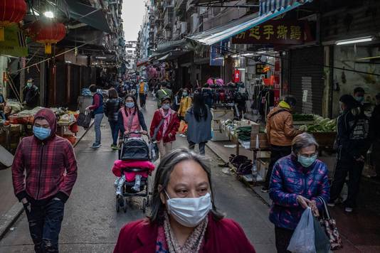 Mensen met mondmaskers in Macau, China. 