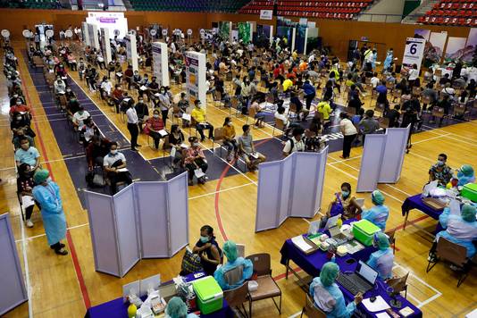 Een sporthal omgetoverd tot vaccinatiecentrum in Bangkok draait vandaag op volle toeren.