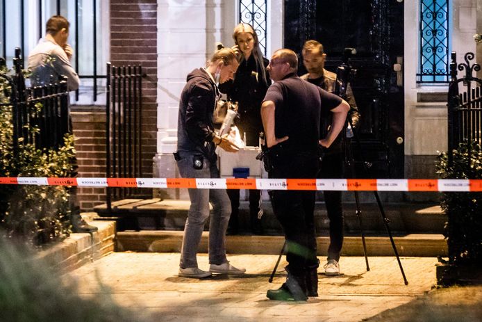 Politie doet onderzoek voor het Turkse consulaat bij het Museumplein.