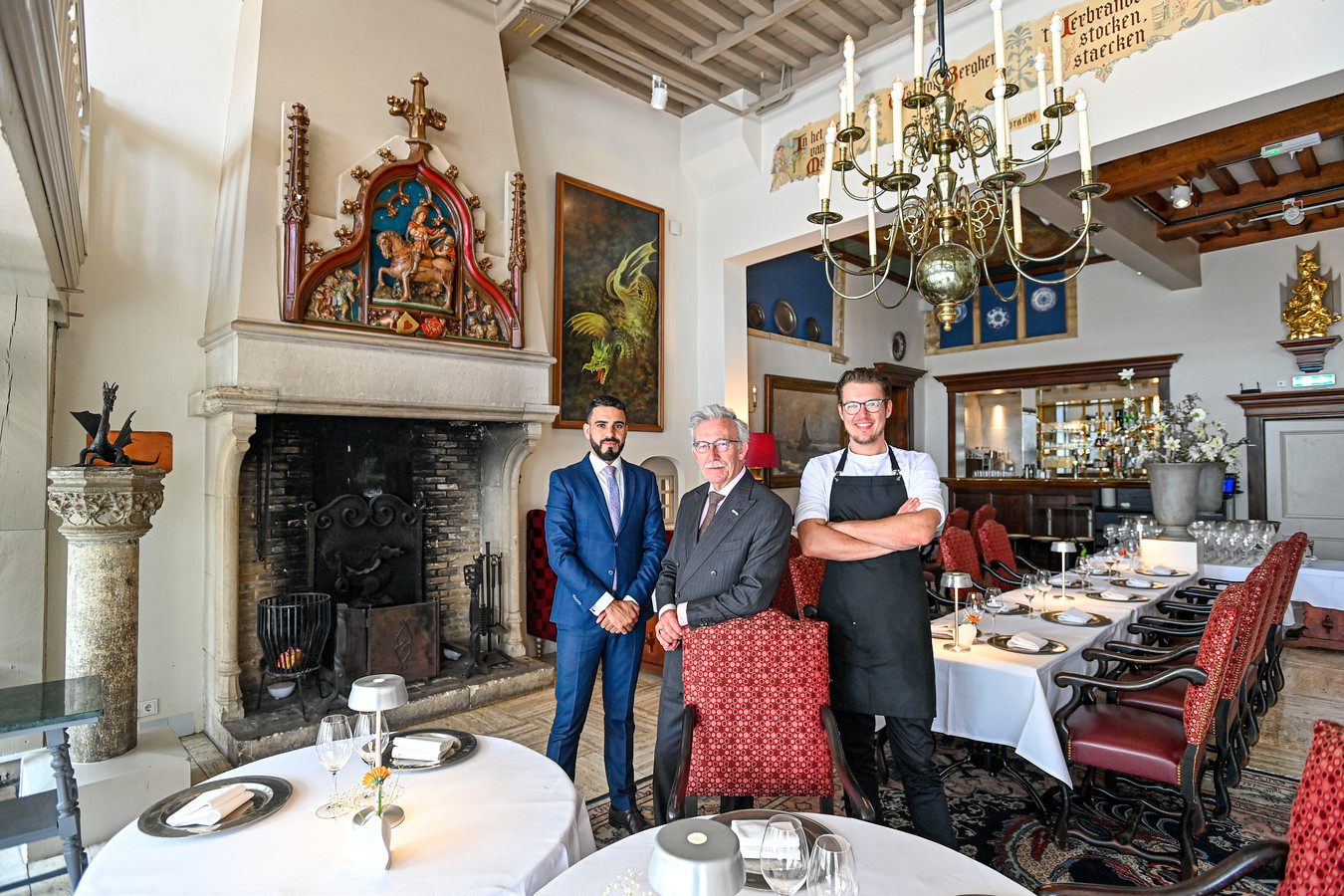 Restaurant Hemingway, gevestigd in hotel De Draak, heet tegenwoordig 1397. Op de foto van links naar rechts:  restaurantmanager Imad El Khalfioui, directeur-eigenaar Frans Hazen en chef-kok Torben Bouterse