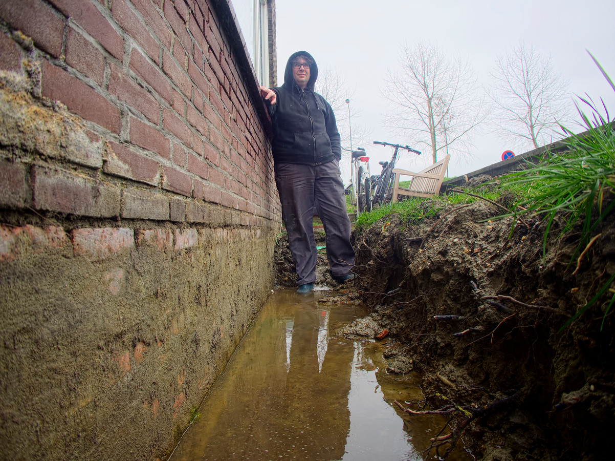 De wateroverlast in de Spoorstraat in Sluiskil.
