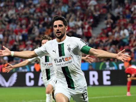 Wat een blunder! Leverkusen-speler Amiri gaat de fout in en geeft doelpunt rechtstreeks aan Mönchengladbach