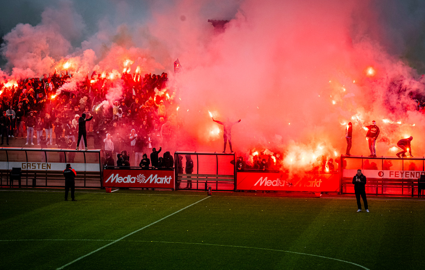 Traditionele vuurzee van rode fakkels bij laatste training Feyenoord ...