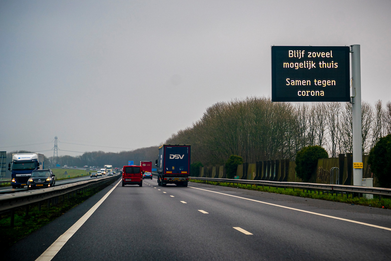 Een matrixbord naast de snelweg A50 bij Wijchen met de oproep om thuis te blijven. Nederland bevindt zich nog steeds in een lockdown vanwege het coronavirus.