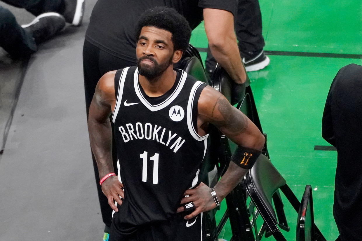 Brooklyn Nets guard Kyrie wil een stem zijn voor alle mensen die hun baan verloren zijn door verplichte vaccinatie. Beeld AP
