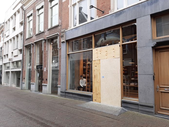 Voor de tweede keer in vier maanden tijd was Auckland Casual in Deventer slachtoffer van een ramkraak.