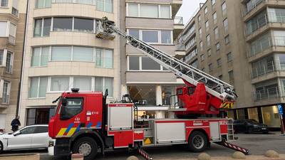 Appartement op Zeedijk in Knokke tijdelijk onbewoonbaar nadat elektrische step vuur vat: “Bewoner bevangen door de rook”