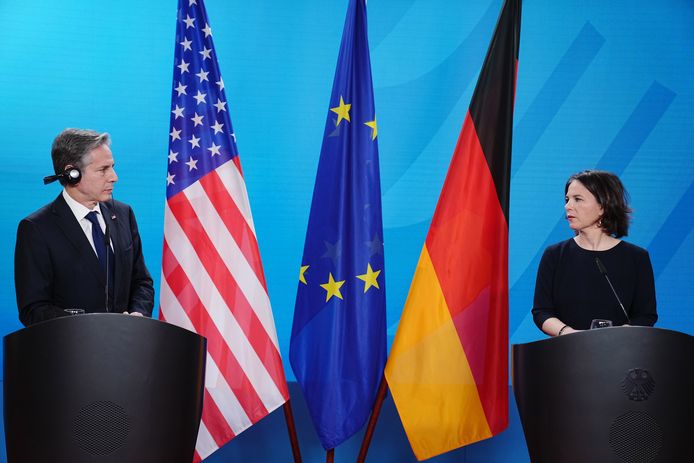 De Duitse minister van Buitenlandse Zaken Annalena Baerbock (R) met haar Amerikaanse ambtsgenoot Antony Blinken tijdens de persconferentie na hun bilaterale ontmoeting in Berlijn.
