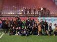 De spelers van Go Ahead Eagles onder 21 vieren het kampioenschap.