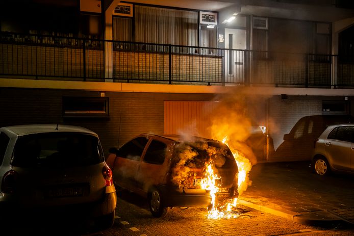 Auto in brand voor appartementencomplex aan de Schubertstraat in Tilburg.