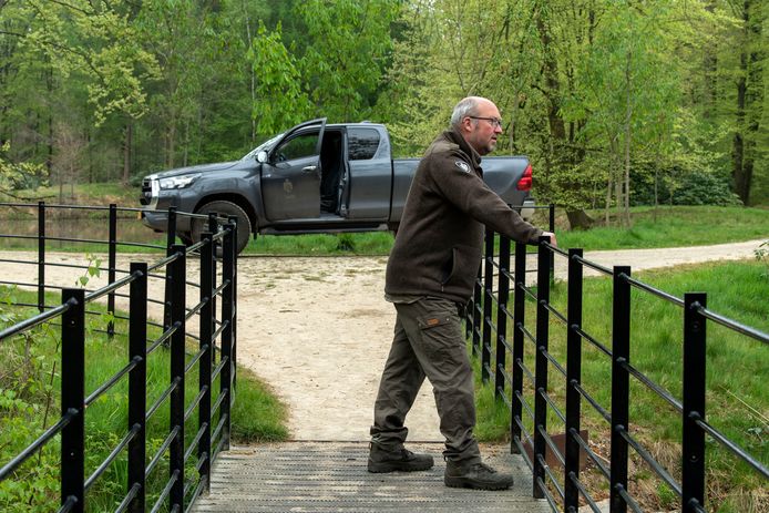 Marc ter Horst houdt een oogje in het zeil in het bos van het Twickel.