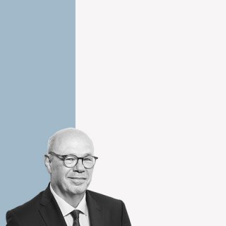 De dansleraar, het nufje en het muurbloempje: de verkennende gesprekken
in Den Haag