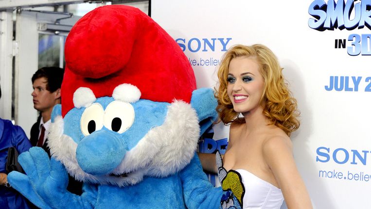 Grote Smurf poseert welwillend met zangeres Kate Perry bij de première van The Smurfs in New York. Beeld ap