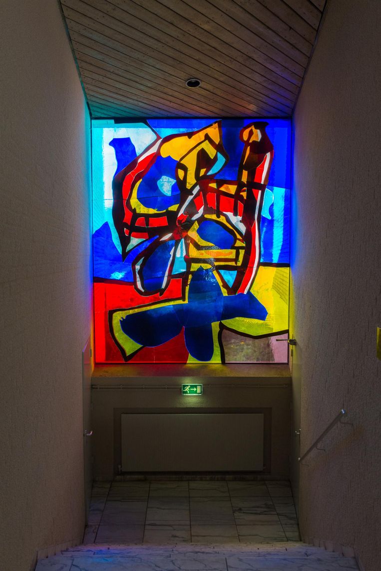 Glasappliqué van ­Antonio Saura (1967) in de Thomaskerk, Prinses Irenestraat 36. De Spaanse kunstenaar Antonio Saura maakte maar één glasappliqué, een kruisiging, gebaseerd op De kruisiging, Velazquez' monumentale schilderij uit 1631 Beeld Monumenten en Archeologie, Gemeente Amsterdam/Paul Nieuwenhuizen   