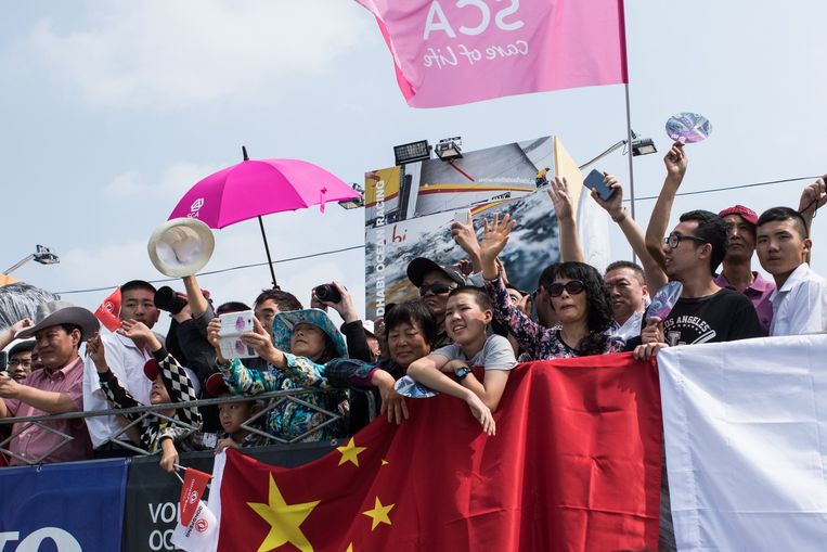 Chinese fans kijken naar boten die vanuit Sanya vertrekken voor de Volvo Ocean Race, in februari. Beeld anp