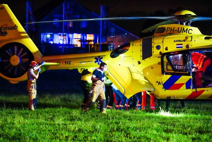 Een traumaheli bij de Soemeersingel in Helenaveen waar een auto in het water is gereden.