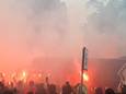 Supporters ontvangen de spelersbus van FC Utrecht met vuurwerk. De ploeg moet vanavond voetballen tegen Sparta in de play-offs voor Europees voetbal.