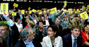 De tegen-stemmers Ad Koppejan (r) en Kathleen Ferrier (met bril) zien dat de meerderheid van de CDA-leden voor het deelnemen aan de regering met gedoogsteun van de PVV is tijdens het CDA-congres van 2010.